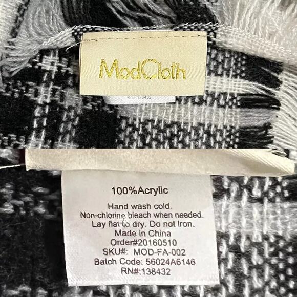 ModCloth Women's Black & White Plaid, Tartan Wide Scarf, Blanket Wrap w/Fringe - Picture 9 of 10